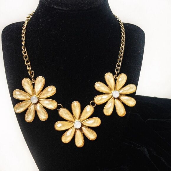 Retro-Styled Sun-Kissed Daisy Trio Bib Necklace - Picture 1 of 7